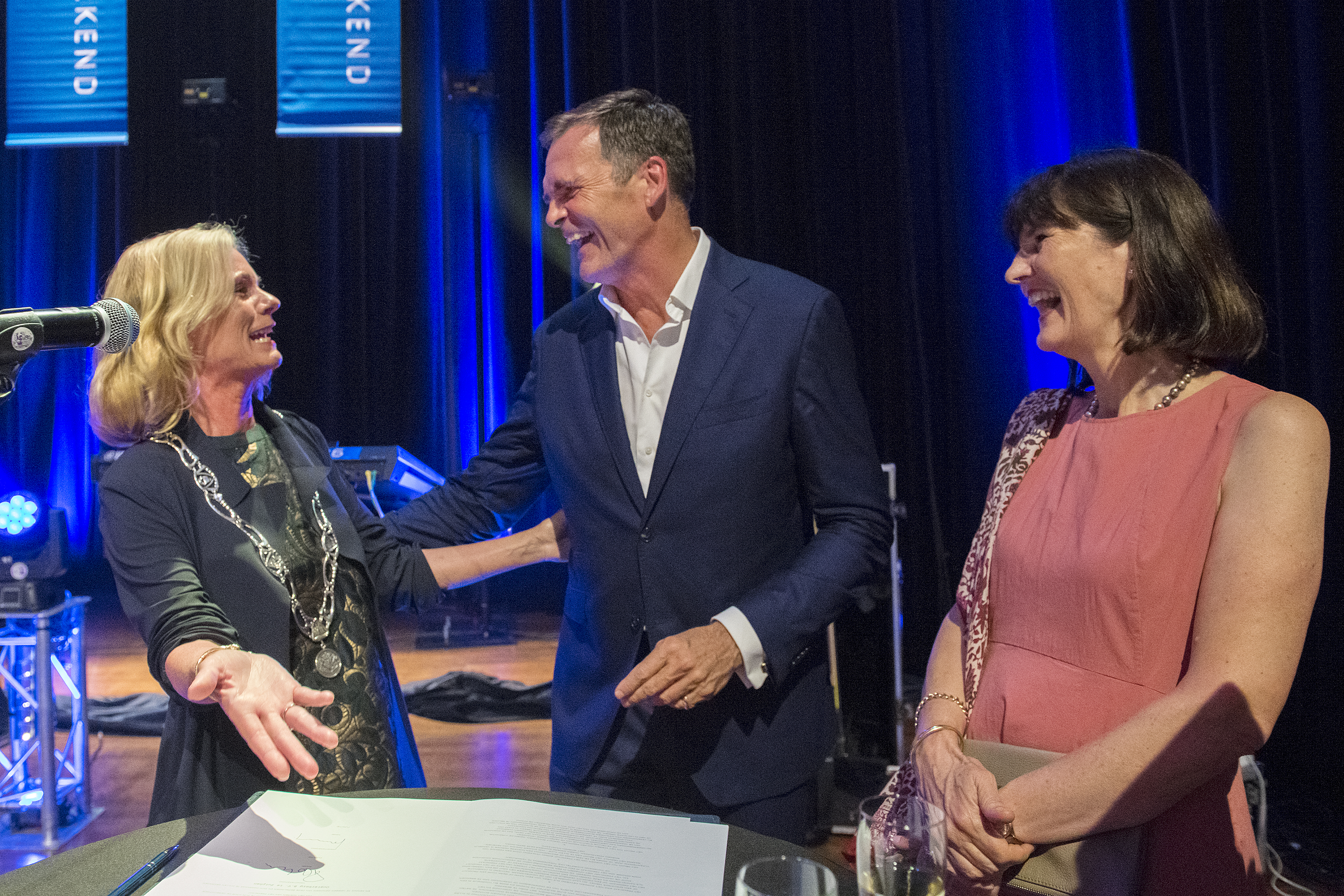 links burgemeester mevr. Annemieke Vermeulen, midden algemeen directeur Flip Oosterberg en rechts aandeelhouder en zus Eldine Oosterberg. Foto: Pascale Drent