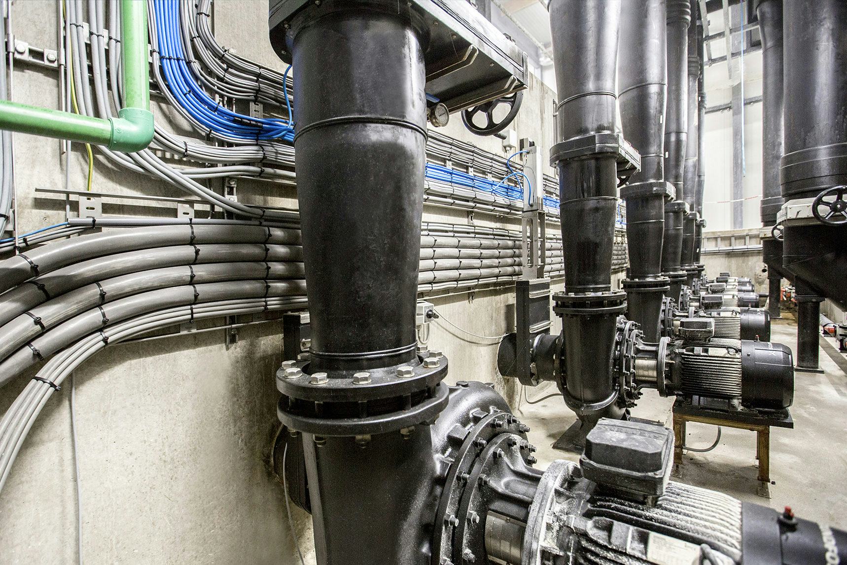 Vanuit geconditioneerde besturingsruimtes loopt de veldbekabeling naar de procesinstallaties. Foto: Draka