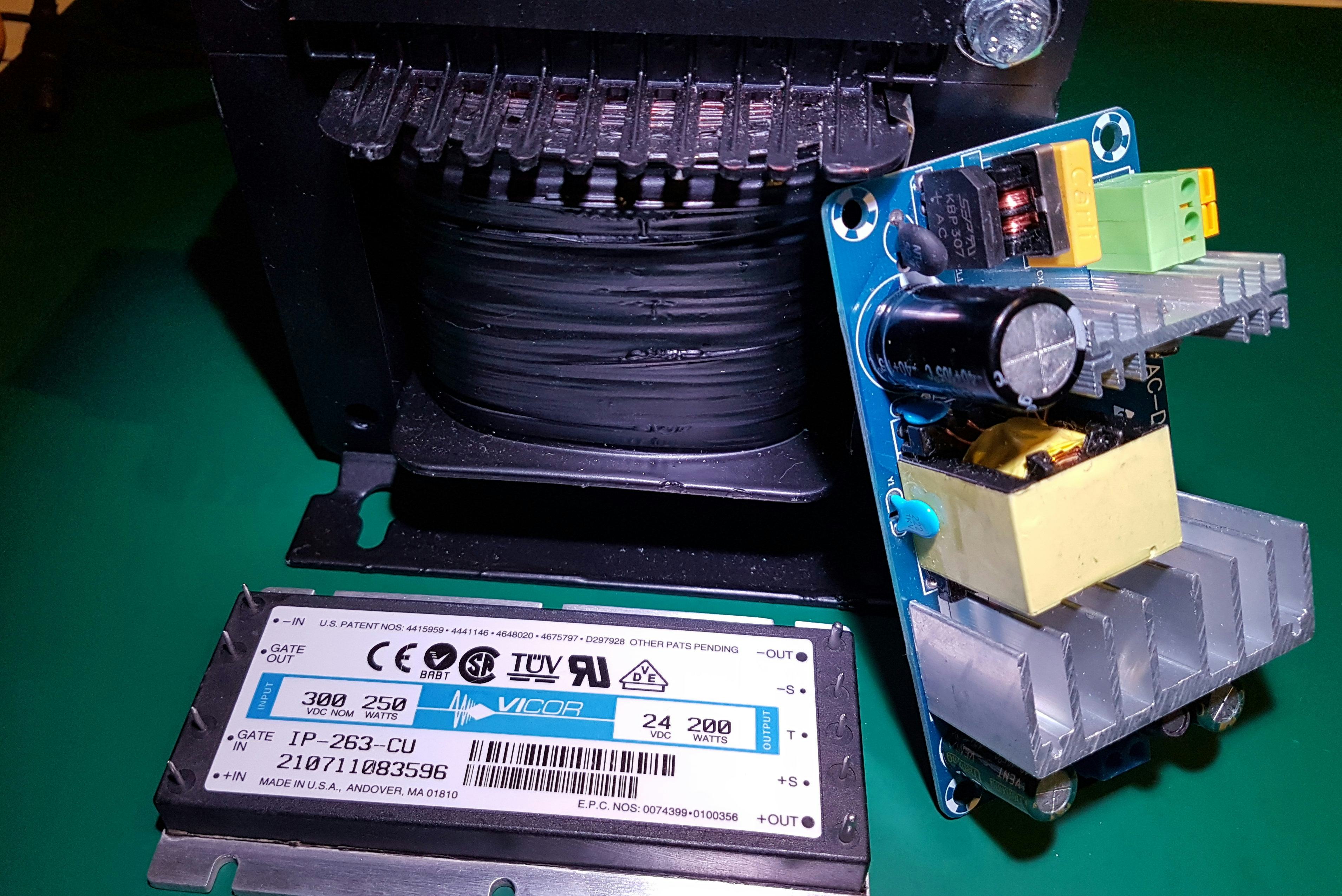 DC DC omzetter van 300 V naar 20 V-200 W. Op de achtergrond een ouderwetse trafo voor 230 V naar 12 V AC. Foto: Epko Horstman BSRI.