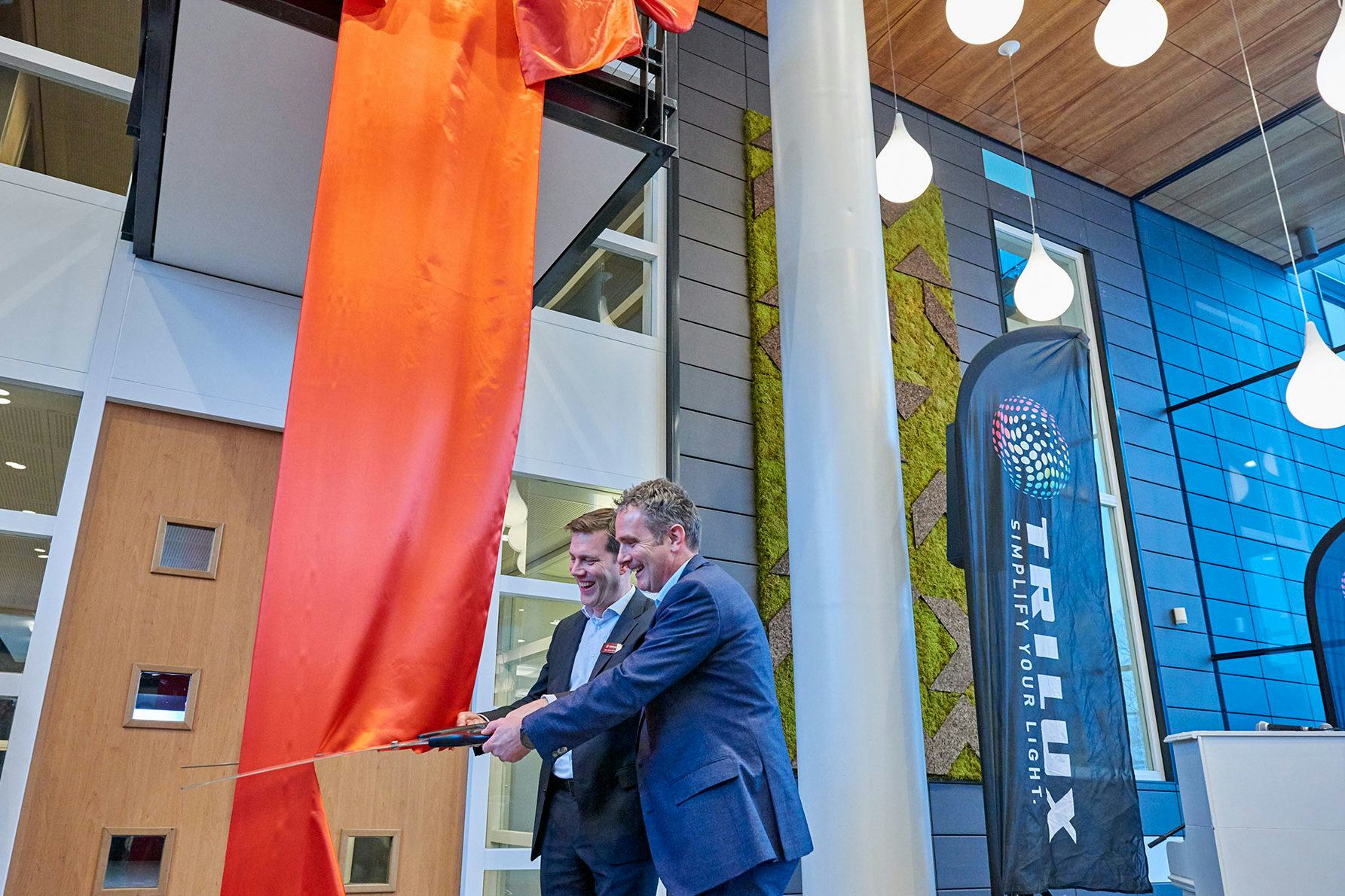 Willem Dammers en Mark Henrik Körner, knipten met een enorme schaar een lint door. Foto: Timo Reisiger