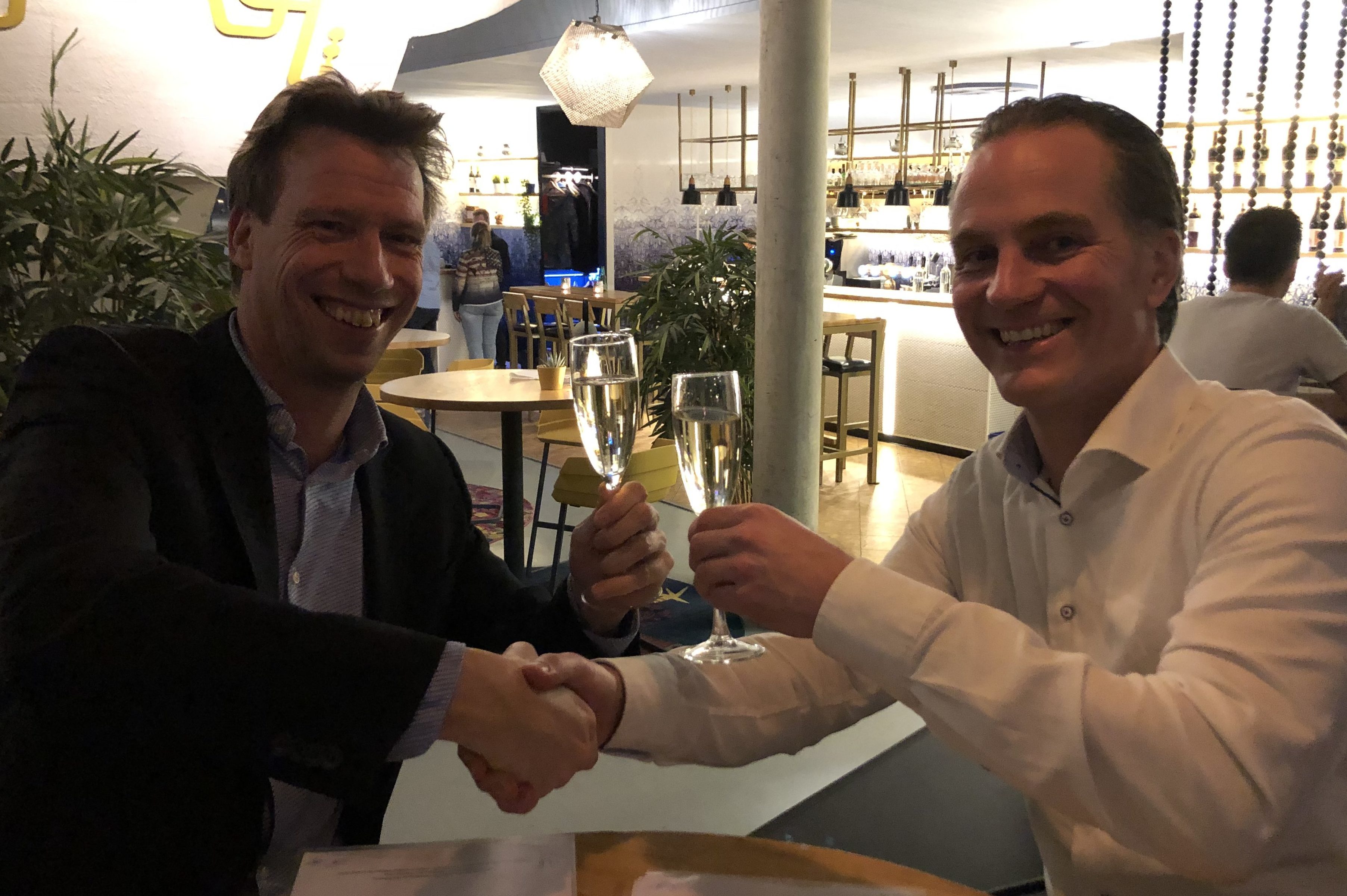  Erik Bijl (r) en Henk Jan Wegman (CEO Rensa Family) bij het  tekenen van het contract.
 