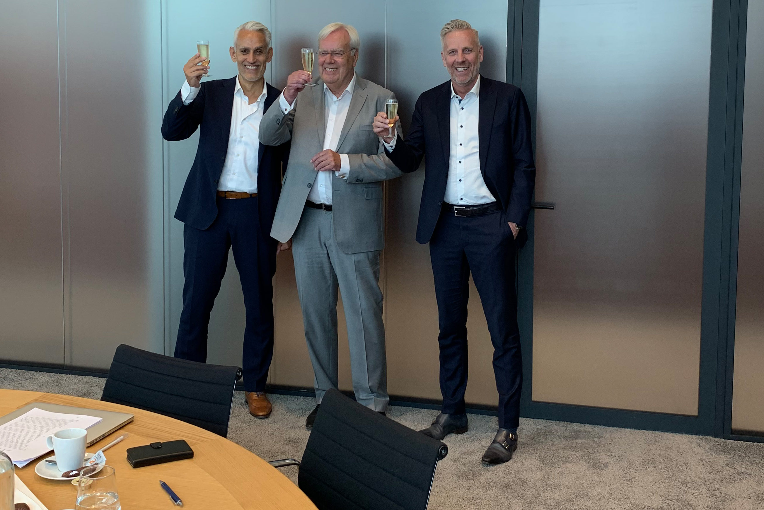 Dit zijn van l naar r: Geert Laseur, algemeen directeur Van Egmond Groep, Ton Schipper, voormalig eigenaar Elauma Waagmeester en Casper Gerritsen, Van Egmond Groep.