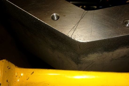 Beschadigde rand drukvaste kast. Deze beschadiging maakt de kast waardeloos.