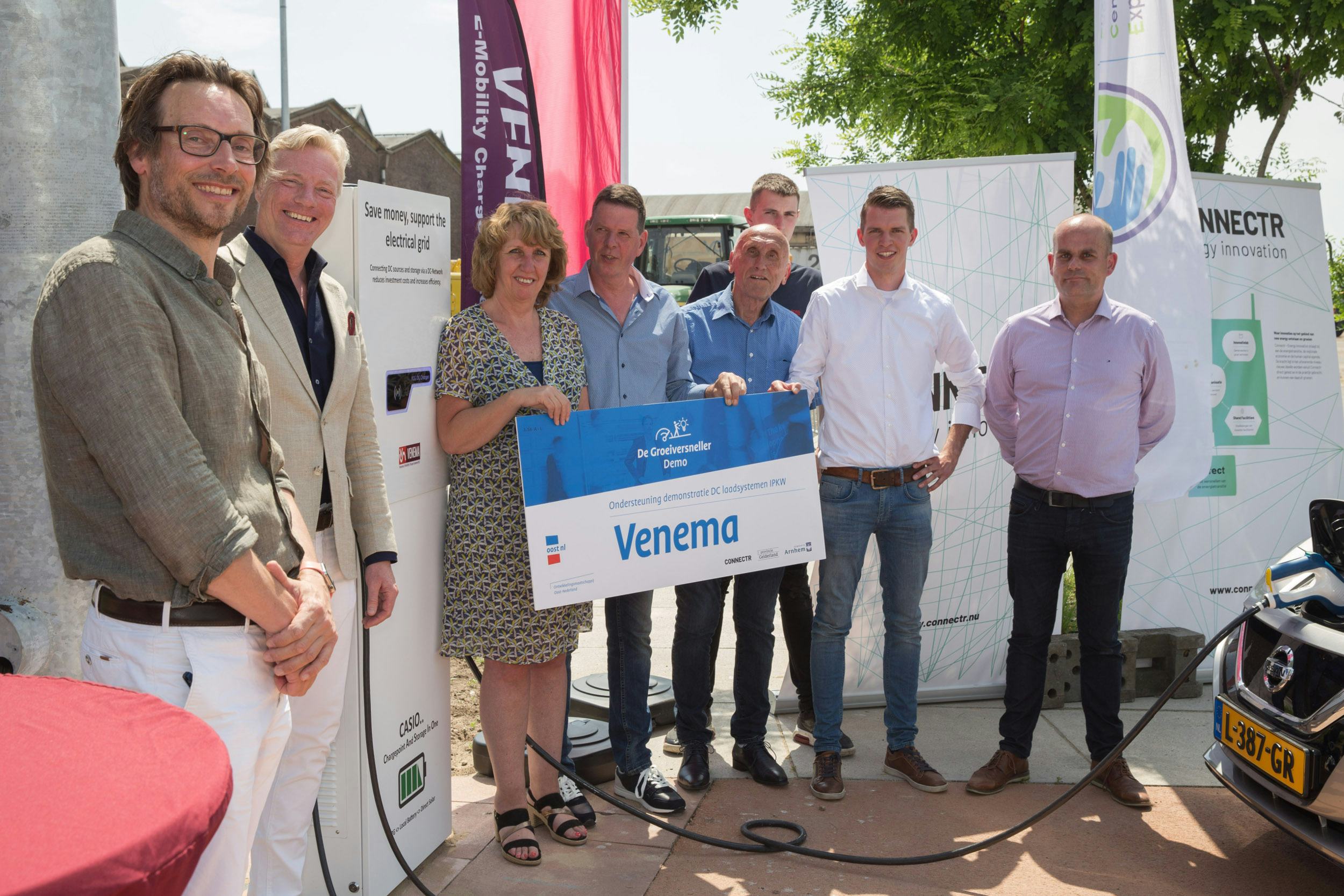 Arnhems wethouder Van Dellen overhandigt samen met Jeroen Herremans van Connectr de 'Groeiversnellercheque' aan de familie Venema