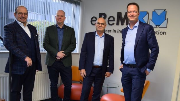 Van Links naar rechts: Joris Vrancken (CEO P&V Panels), Wouter Speksnijder (Financial Director eReM Elektrotechnici), Ben Pijl (aftredend directielid) en Sander van Gool (Sales Director eReM Elektrotechnici).