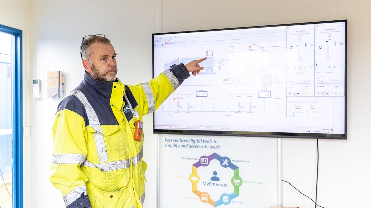 Technisch beheerder Lex Bosma toont overzicht van de Wing-installatie in controlekamer. Op het scherm is te zien of er wel/geen waterstof gelost wordt door een vrachtauto en wat de druk en temperaturen zijn.