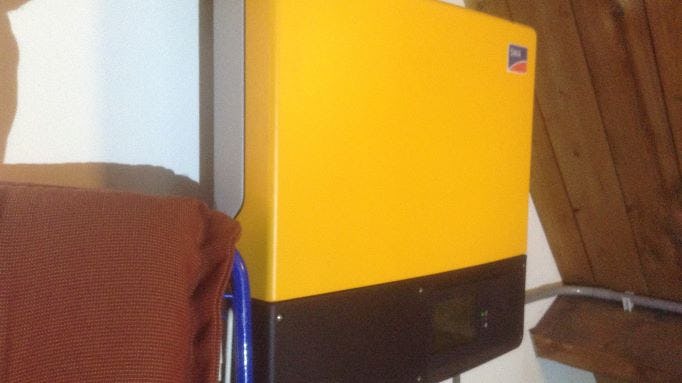 Omvormers moeten afstand houden van brandbare materialen. Foto: Joost Melten