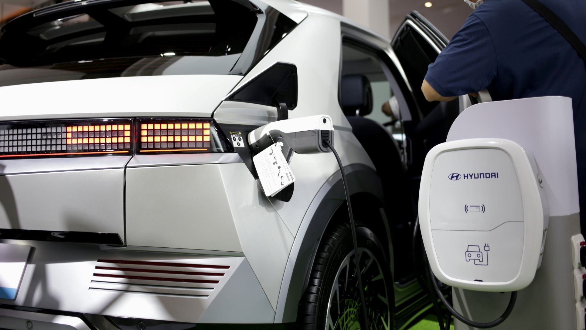 Voor AC V2G is er momenteel maar één auto die de techniek standaard aanbiedt en op de markt beschikbaar is (Hyundai Ionic 5).