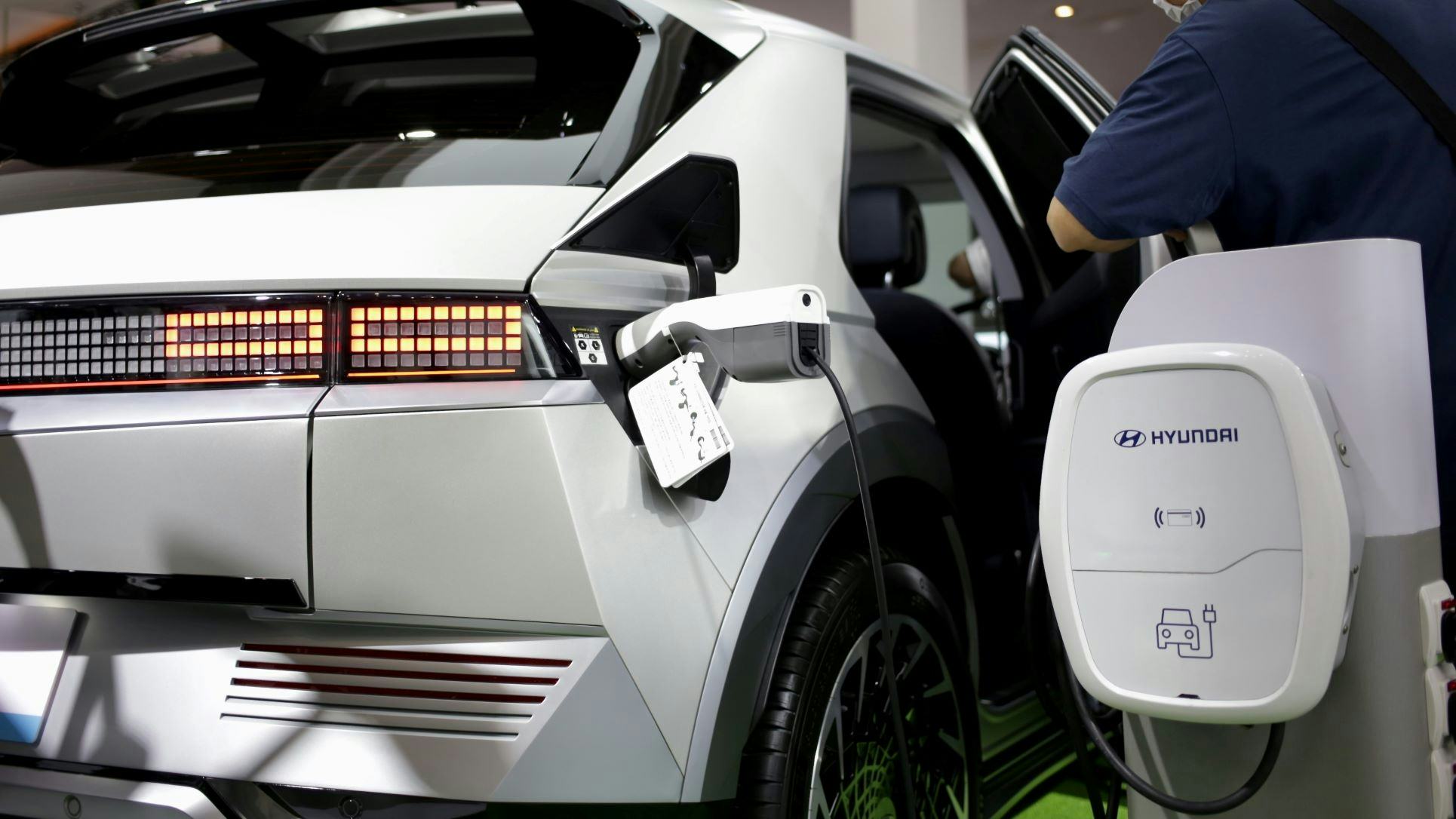 Voor AC V2G is er momenteel maar één auto die de techniek standaard aanbiedt en op de markt beschikbaar is (Hyundai Ionic 5).