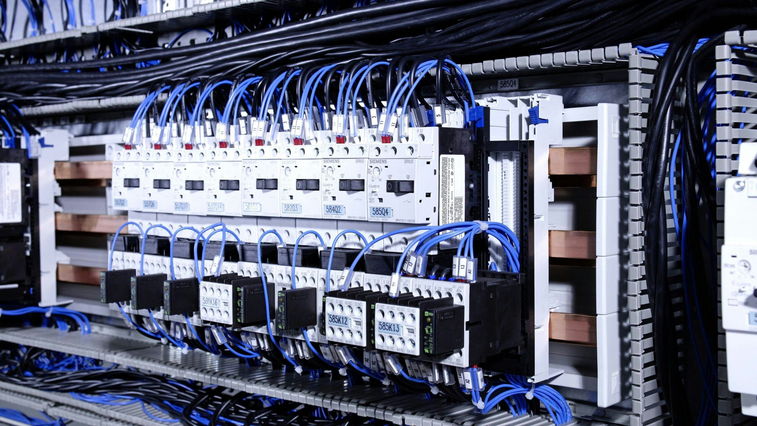 Schakel- en verdeelsysteem met bedrading gebundeld door middel van tiewraps.