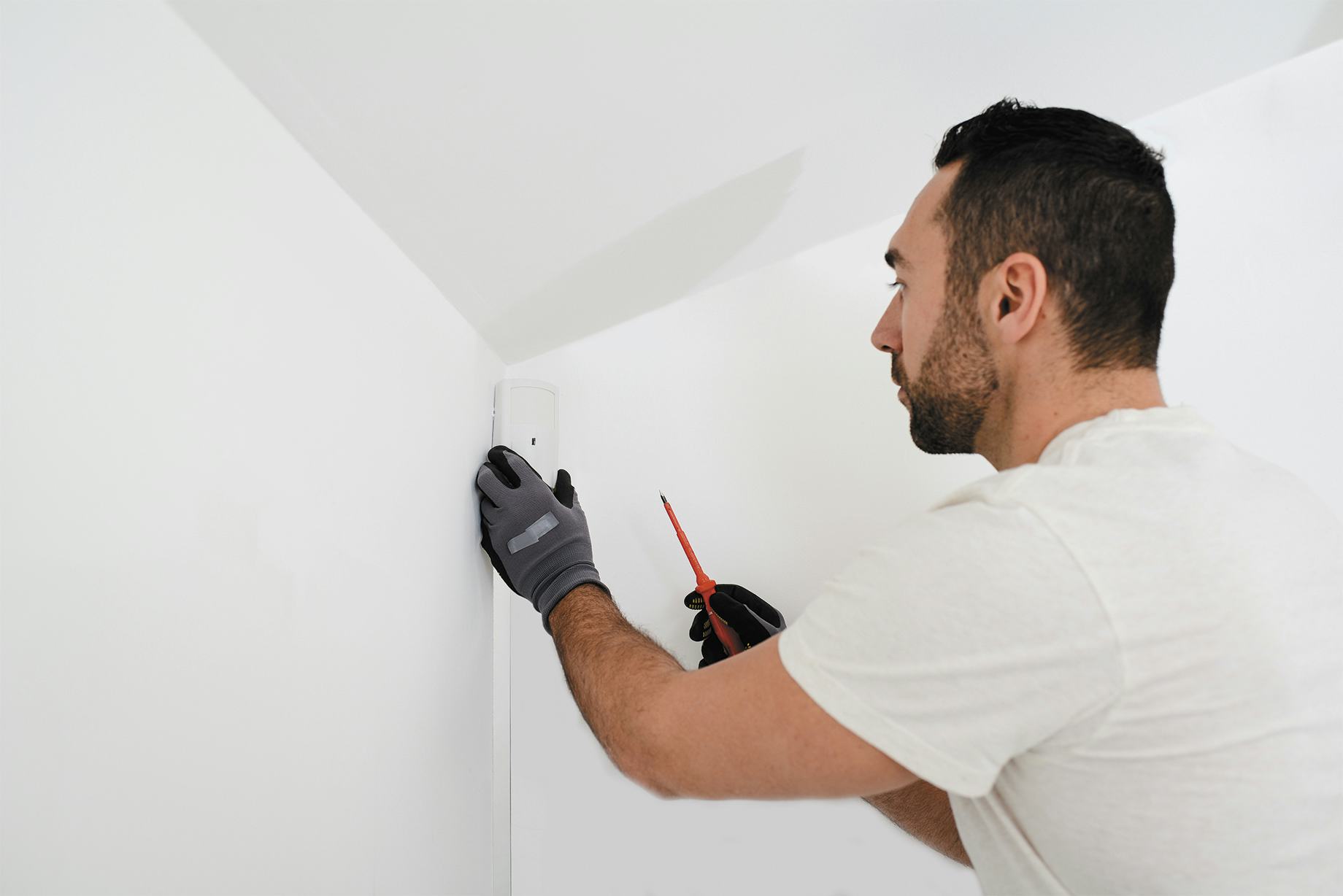 Kabels wegwerken? Gebruik de zelfklevende driehoek-leidingkoker van Canalit