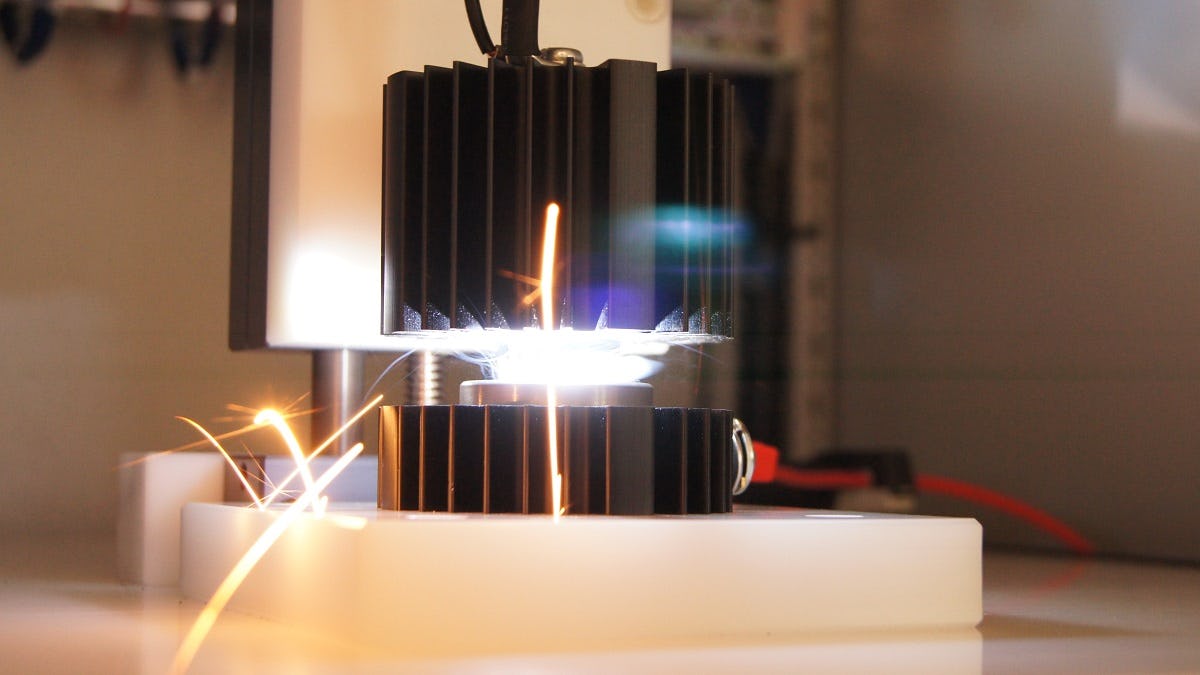 Een vlamboog wordt geactiveerd in het TestLab Power Electronics (foto: Fraunhofer ISE)