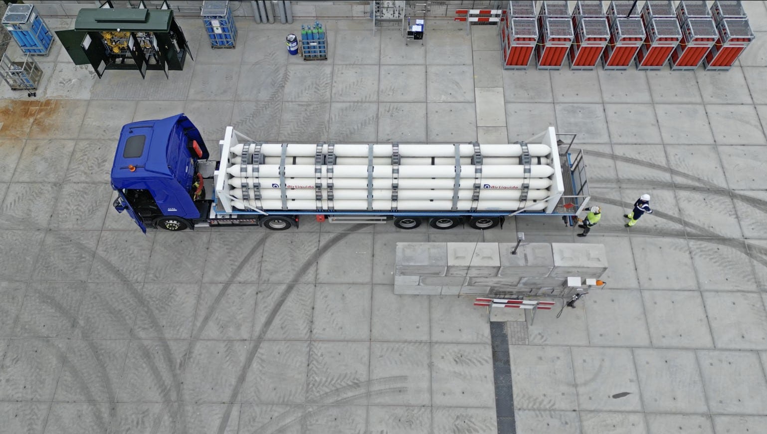 Met tubetrailers invoeden van groene waterstof in het lokale net in het zogeheten Waterstof Ontvangst Station.