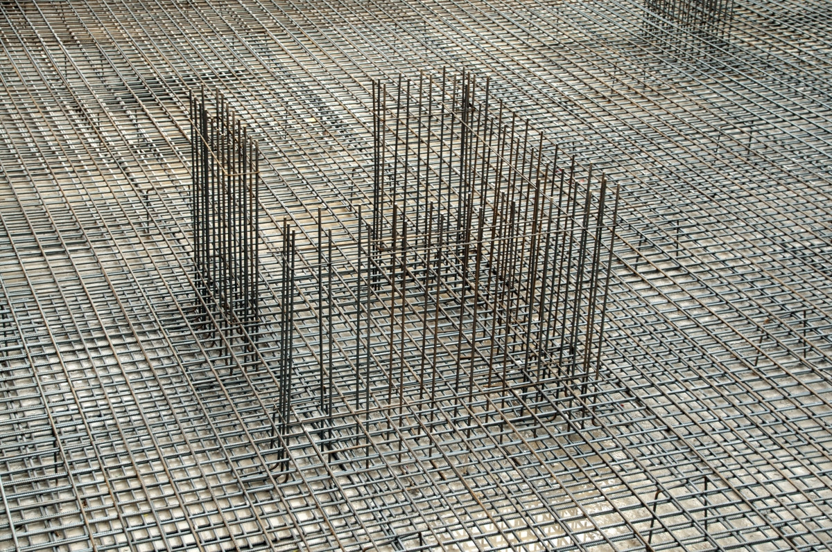 Doorgelaste betonwapening als basis voor EMC-aarde. 