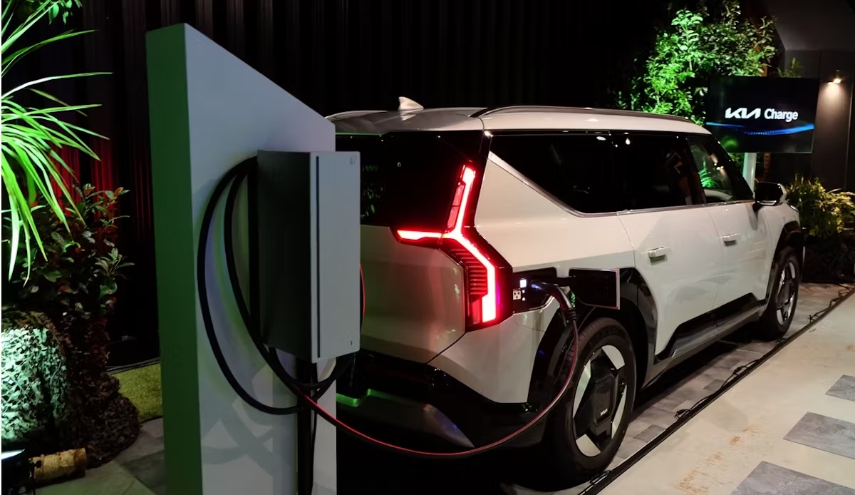 De KIA EV9 is uitgerust met hard- en software voor bi-directioneel laden, waarbij van wissel- naar gelijkstroom wordt omgeschakeld.