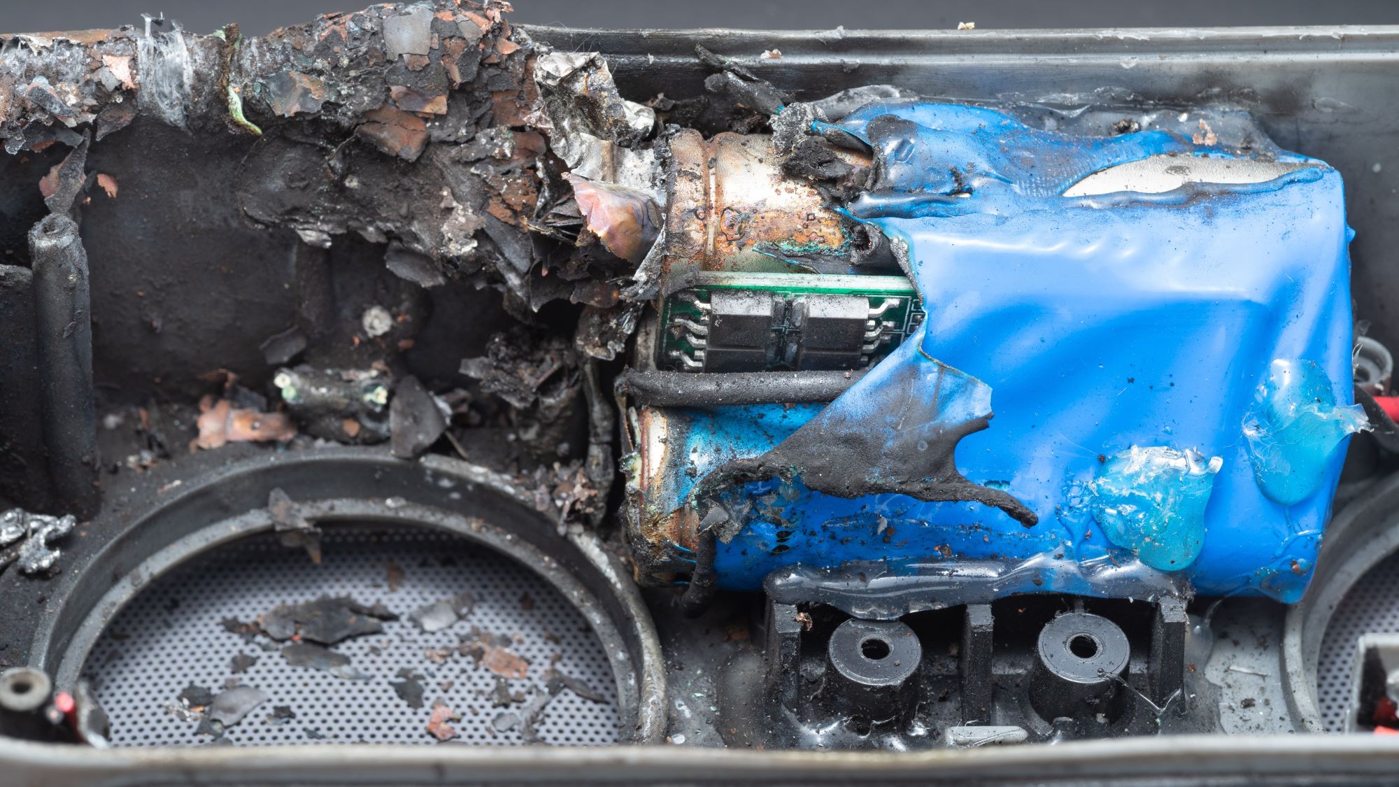 Explosie van een batterij in een mobiele bluetooth-speaker.