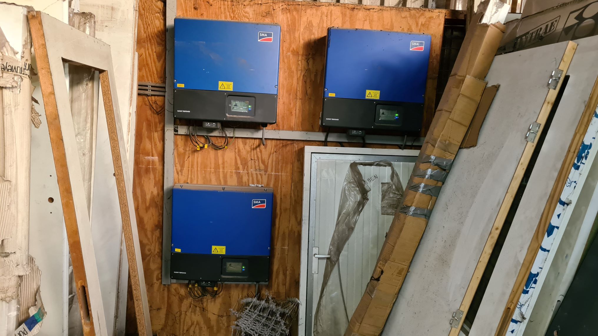 Tussen de omvormers moet voldoende ruimte zitten.