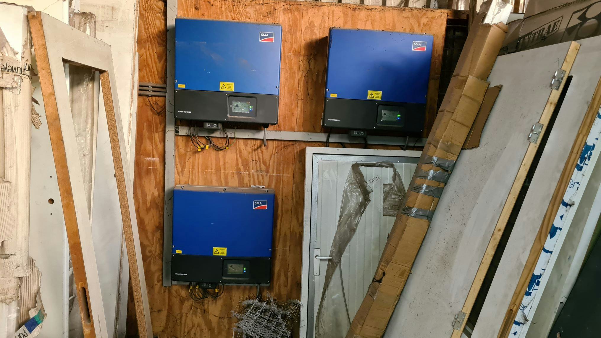 Tussen de omvormers moet voldoende ruimte zitten.