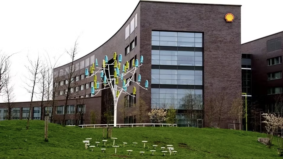 De takken van de boom op de voorgrond zijn voorzien van kleine verticale windturbines.