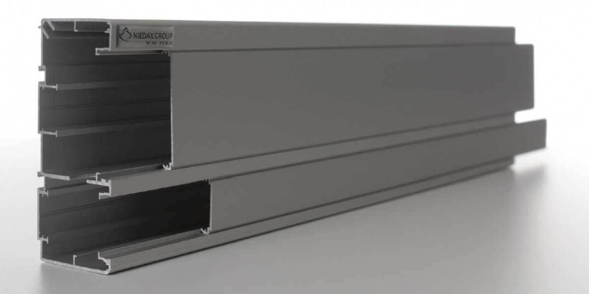 Aluminium wandgoot met deksel.