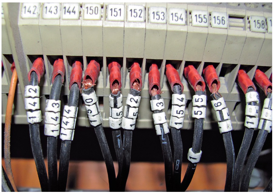 Verschuiving van de bedrading leidt tot een mogelijke kortsluiting.