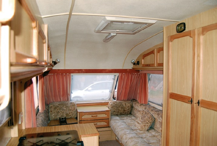 In caravans en campers zijn elektrische installaties als vast onderdeel gemonteerd.