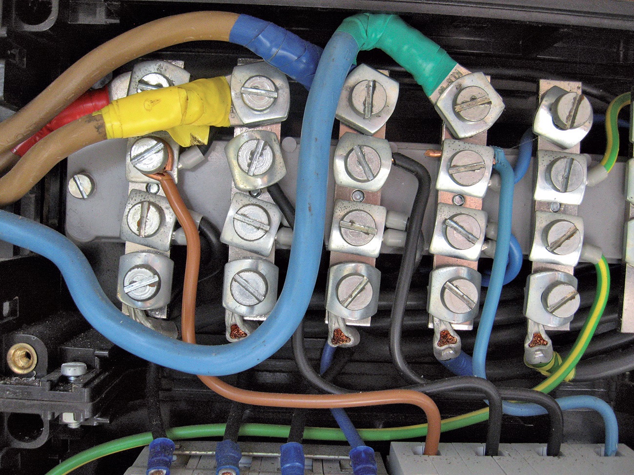 Isolatietape is met recht een lapmiddel (en zie ook de twijfelachtige verbindingen).