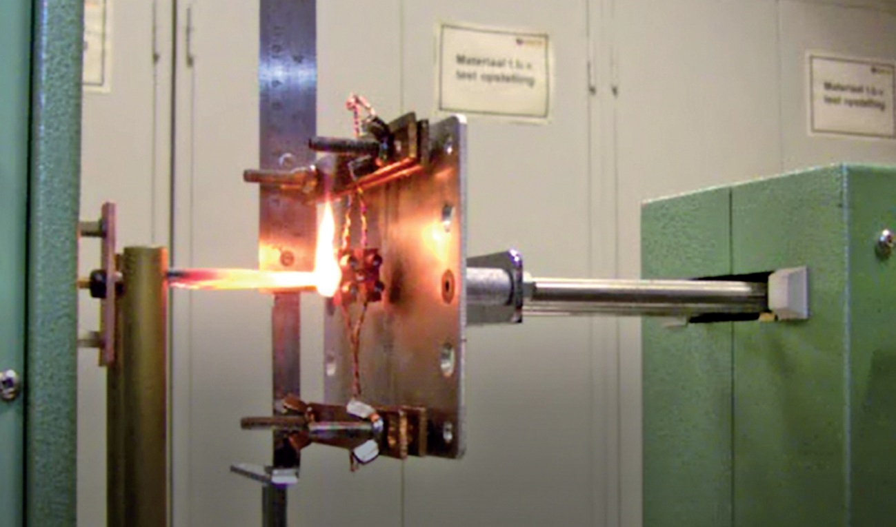 Voorbeeld van een glow-wiretest aan een kroonsteentje.