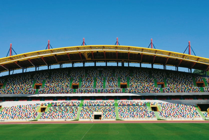 Voor een vaak volgepakt stadion gelden bijzondere veiligheidseisen. Bron www.dreamstime.com.