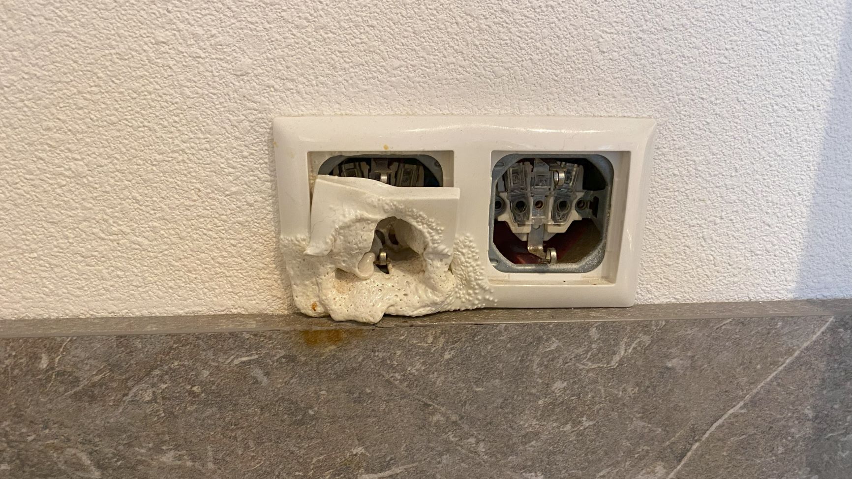 "Een wandcontactdoos voor algemeen gebruik moet altijd achter een aardlekschakelaar staan."