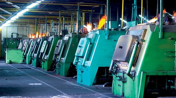 In een dergelijke industriële omgeving, met veel machines en hoge temperaturen, heeft het elektrische materieel het zwaar te verduren. Dit vraagt om regelmatige inspecties en zorgvuldig onderhoud. Bron: www.dreamstime.com