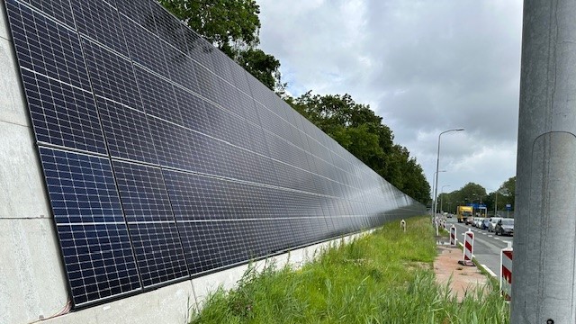 Het geluidsscherm langs de N245 Huiswaarderweg (zuid) is volledig voorzien van 3500 zonnepanelen.