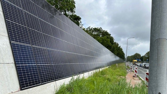 Het geluidsscherm langs de N245 Huiswaarderweg (zuid) is volledig voorzien van 3500 zonnepanelen.