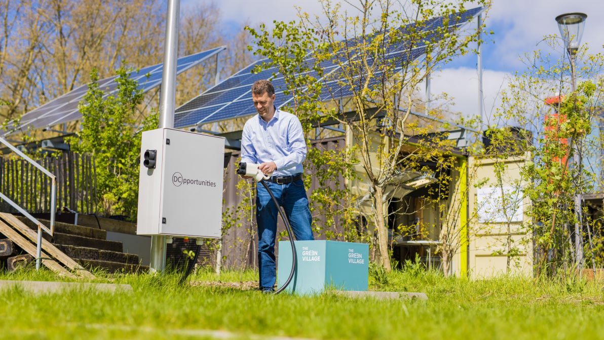 Laurens Mackay bij de opstelling van DC Opportunities op The Green Village. (Foto: InnovationQuarter - The Green Village)
