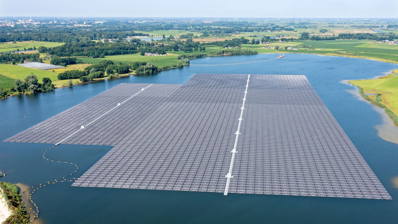  Drijvende zonne-energiesystemen op binnenwateren kunnen een goede aanvulling zijn op zonne-energiesystemen op land, concludeert TNO. (Foto: Shutterstock)