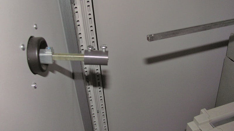 De deurvergrendeling is tenietgedaan (en na sluiten van de deur zal het koppelstuk waarschijnlijk niet precies op de as terechtkomen).