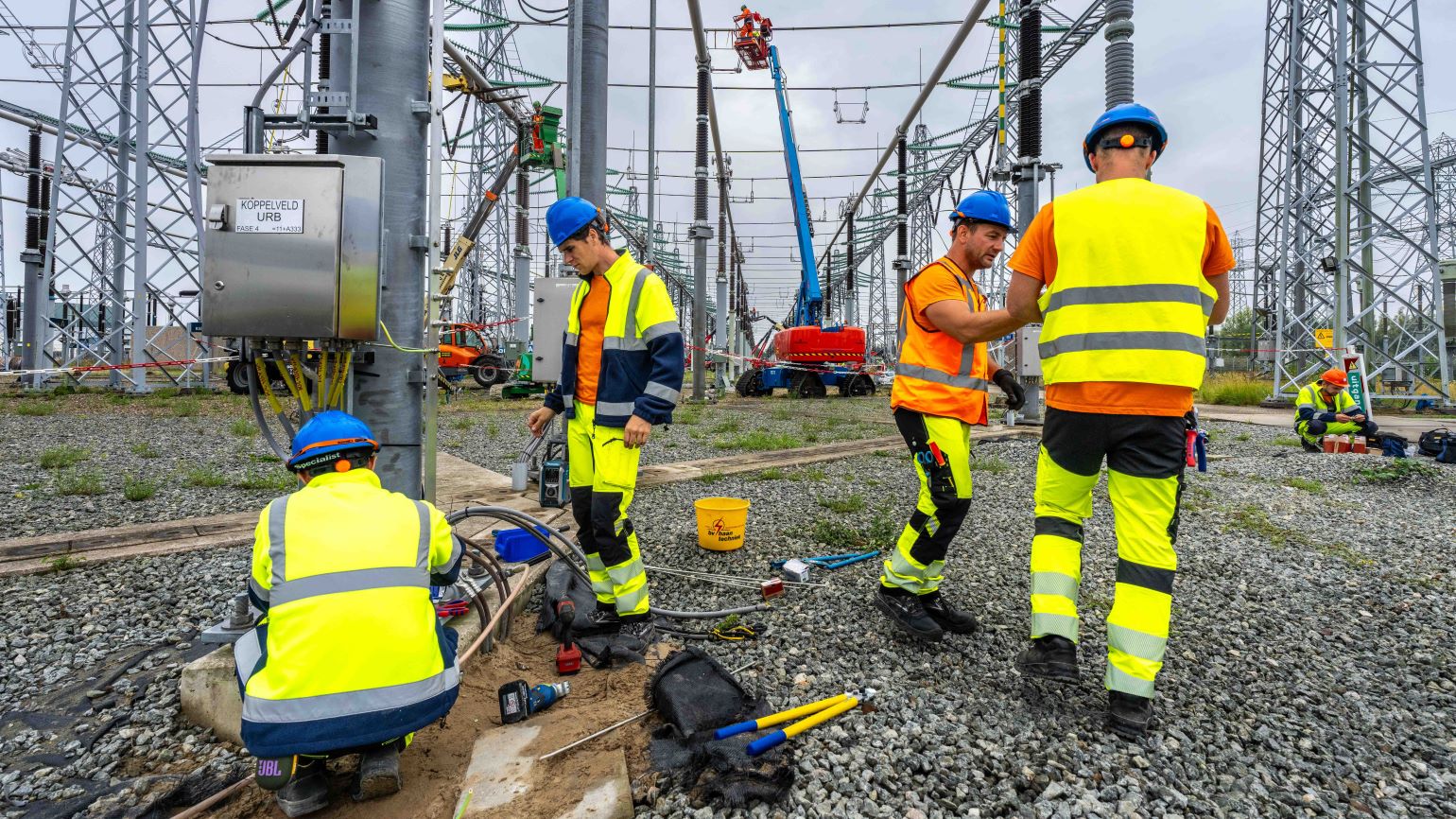 Liefst 1 miljoen huishoudens zijn voor hun elektriciteitsvoorziening aangewezen op het 380 kV-station Diemen. (Foto TenneT / Chris Pennarts)

