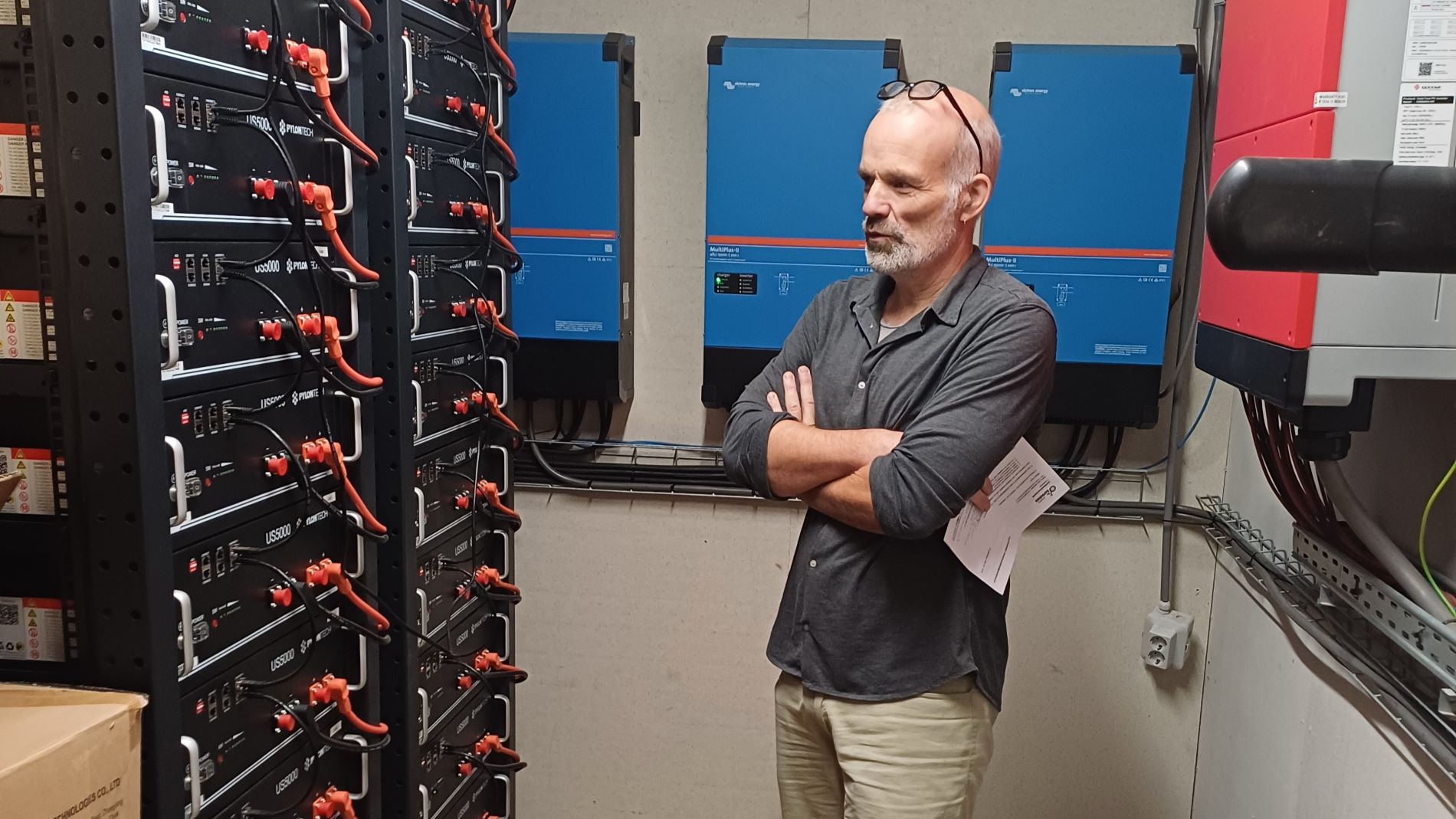 De batterij is geplaatst in een afgesloten ruimte onder de carport aan de rand van Aardehuis. (Foto: Harry van Dooren)
