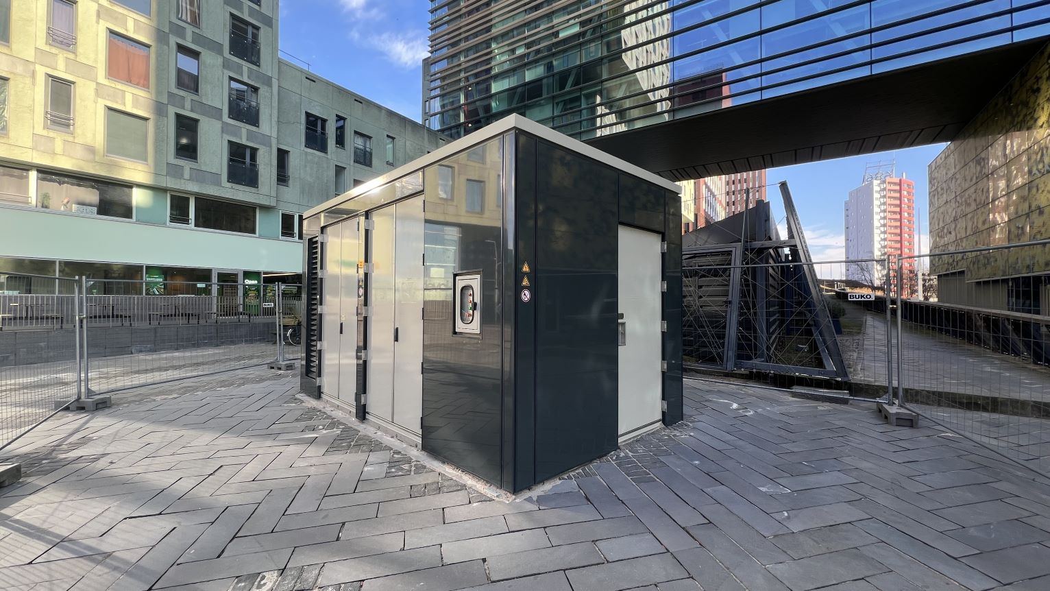 De doos is met zijn vijf bij drie meter zeer compact voor een onderstation, maar kan wel 750 kW vermogen leveren. (Foto: Edo Beerda)