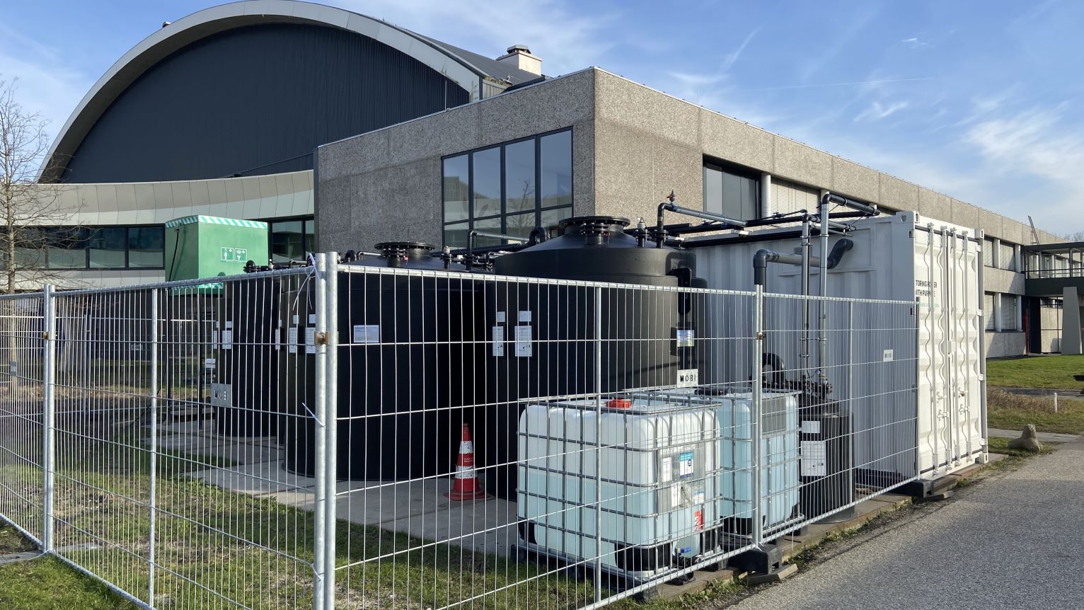 Naast de Hydrohal op het terrein van Deltares in Delft staat een proefopstelling van Aquabattery. (Foto: Chris Nap)