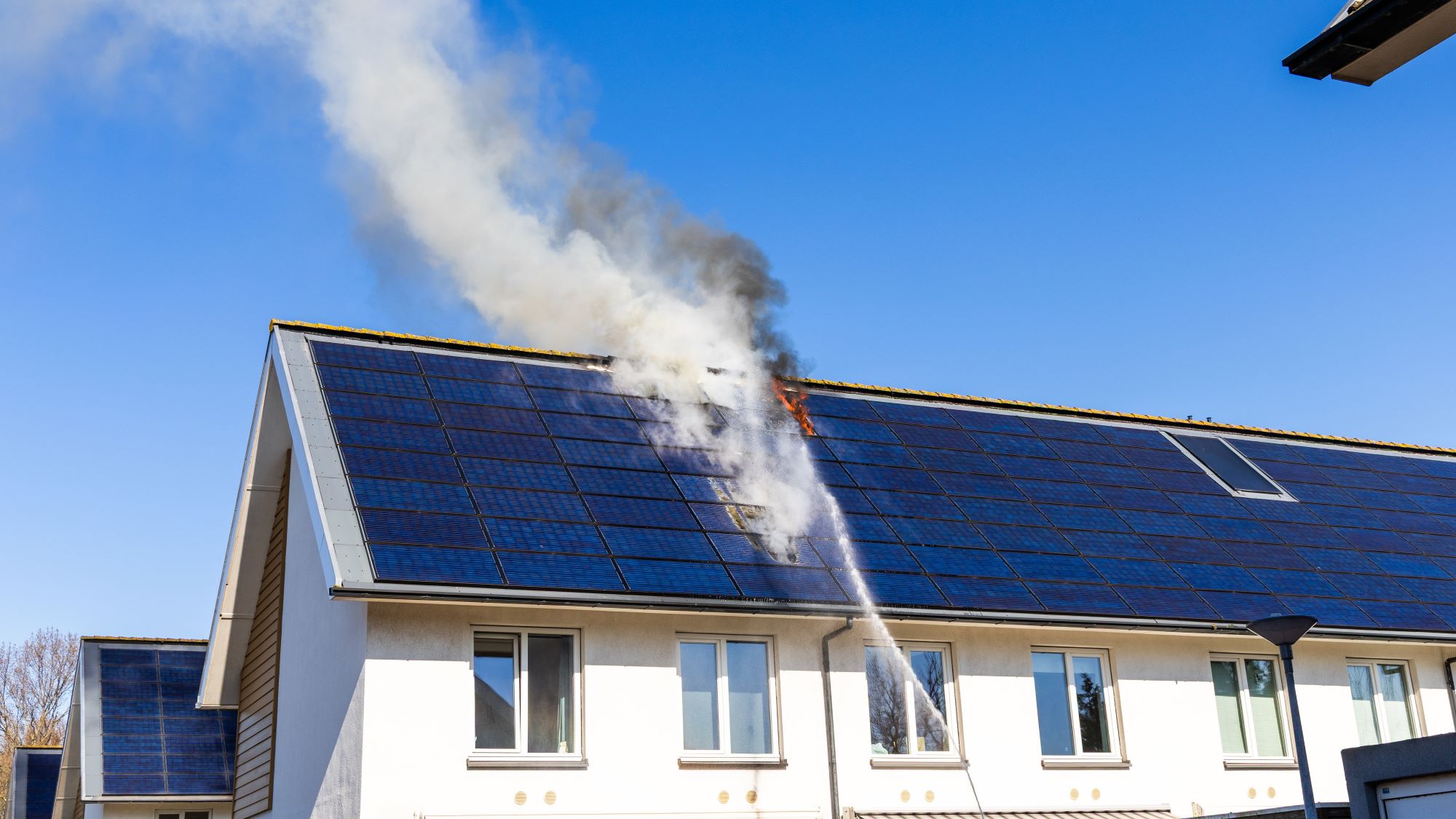 De brand in Hoek van Holland kon zich over het blok verspreiden. Beeld: MediaTV