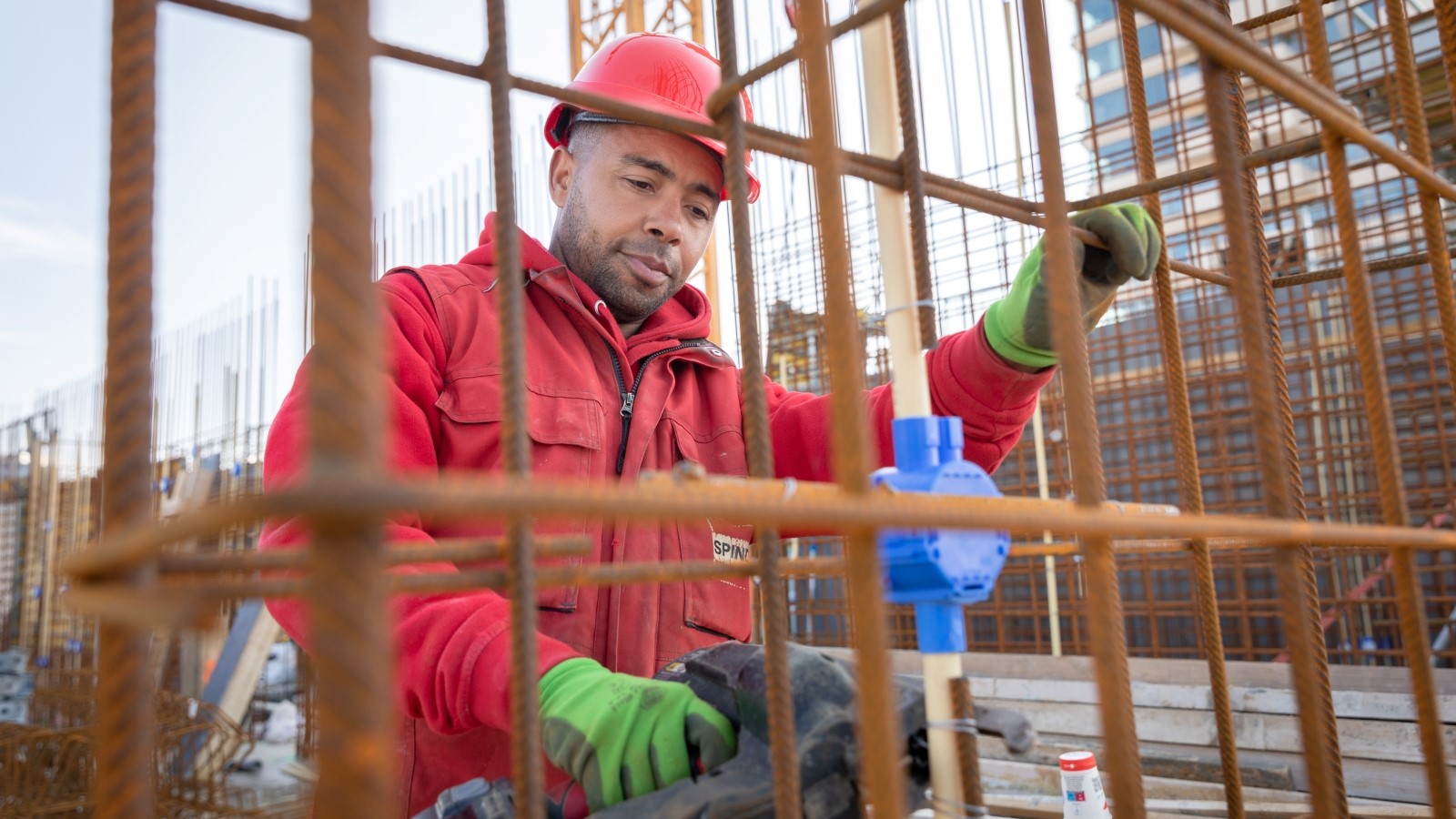 een monteur van Spindler aan het werk. (Foto: Carilijne Pieters) 