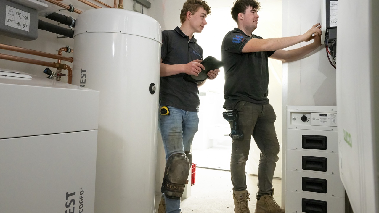 Medewerkers van Veldhuizen Energie aan het werk in De Amperage. Foto: Ruben Schipper Fotografie 