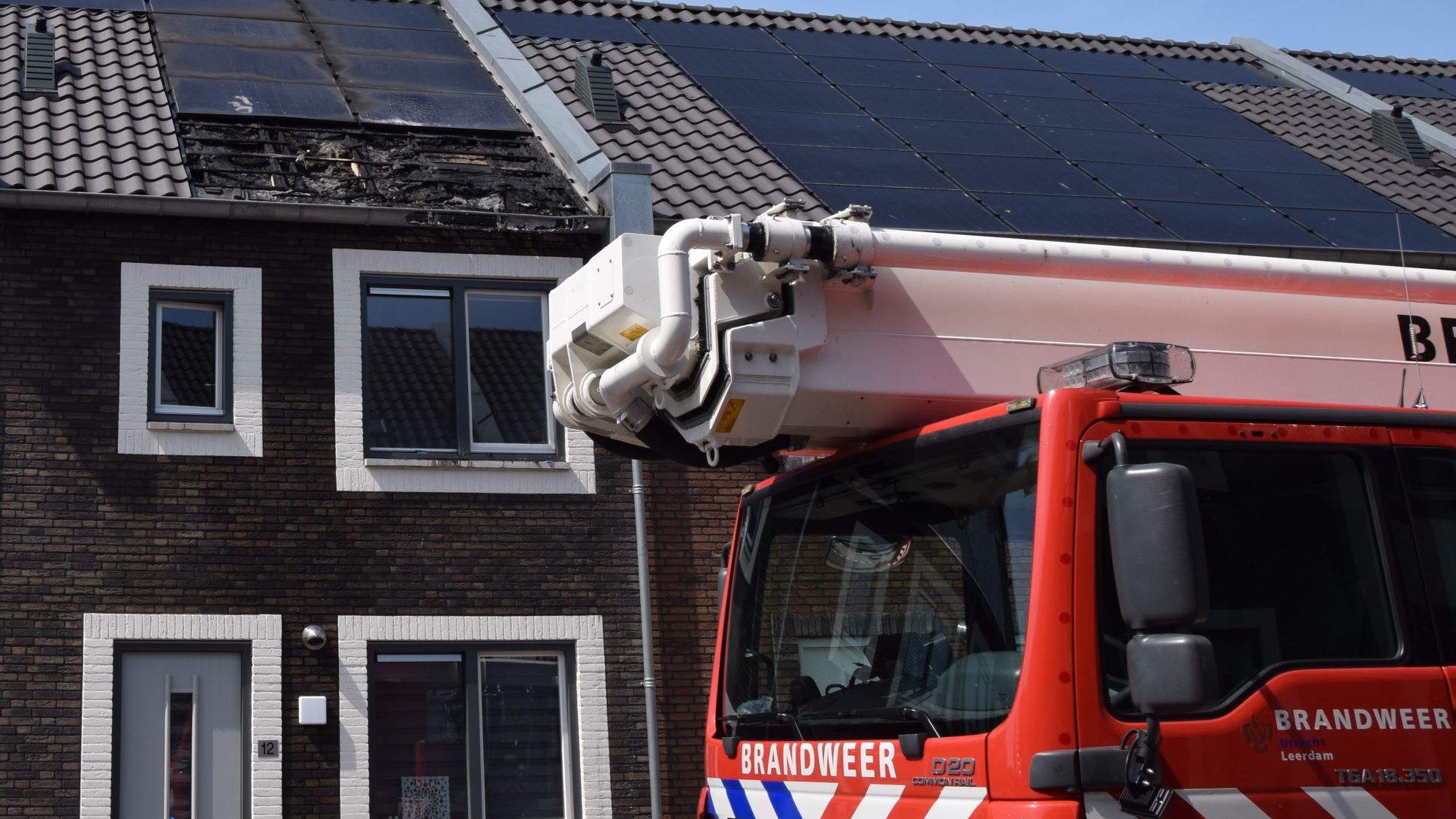 "Bij de installatie van zonnepanelen op een dak moet je altijd rekening houden met de brandcompartimentering." Beeld: Team Brandonderzoek Veiligheidsregio Utrecht