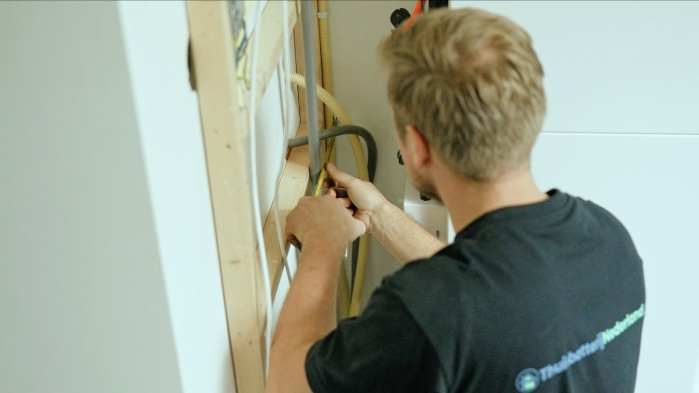 Voor een 1 fase-aansluiting wordt een vermogen van 8 kWh aangeraden, voor een 3-fasenaansluiting is dat 20 kWh. Beeld: Thuisbatterijnederland.nl