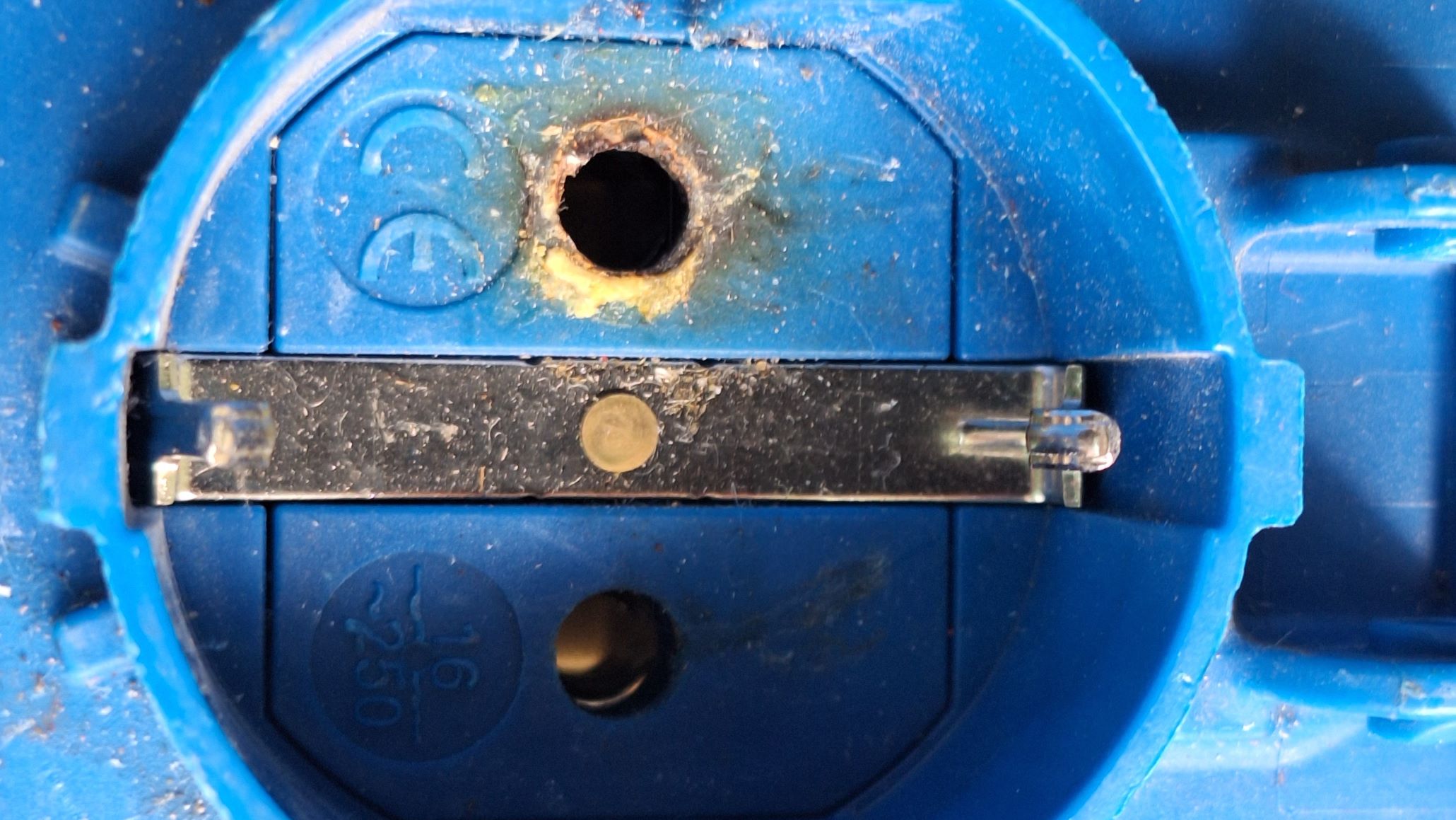 Verbranding in contactstop en het deksel ontbreekt (Bron:  AK Trainingen en Projecten)