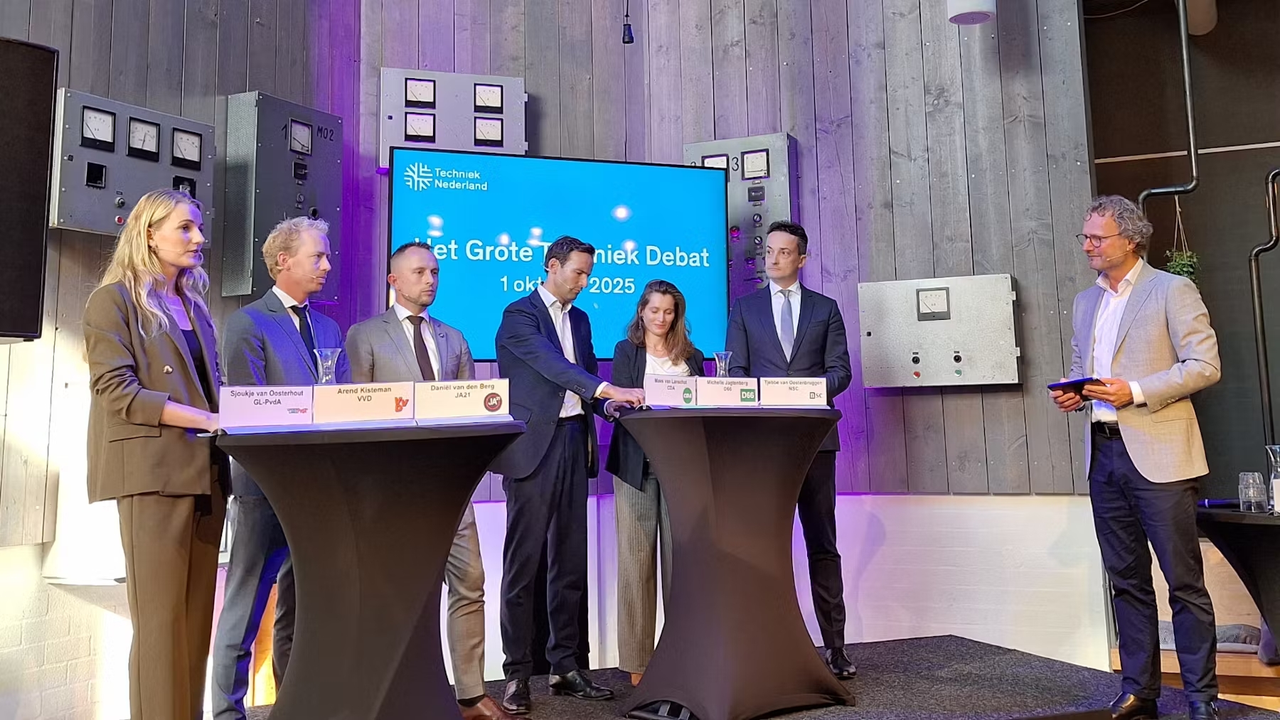 Het grote Techniekdebat van Techniek Nederland, met v.l.n.r. Sjoukje van Oosterhout (GL-PvdA), Arend Kisteman (VVD), Daniël van den Berg (JA21), Maes van Lanschot (CDA), Michelle Jagtenberg (D66), Tjebbe van Oostenbruggen (NSC) en helemaal rechts op de foto Roderik van Grieken - foto: Margo van Voskuilen