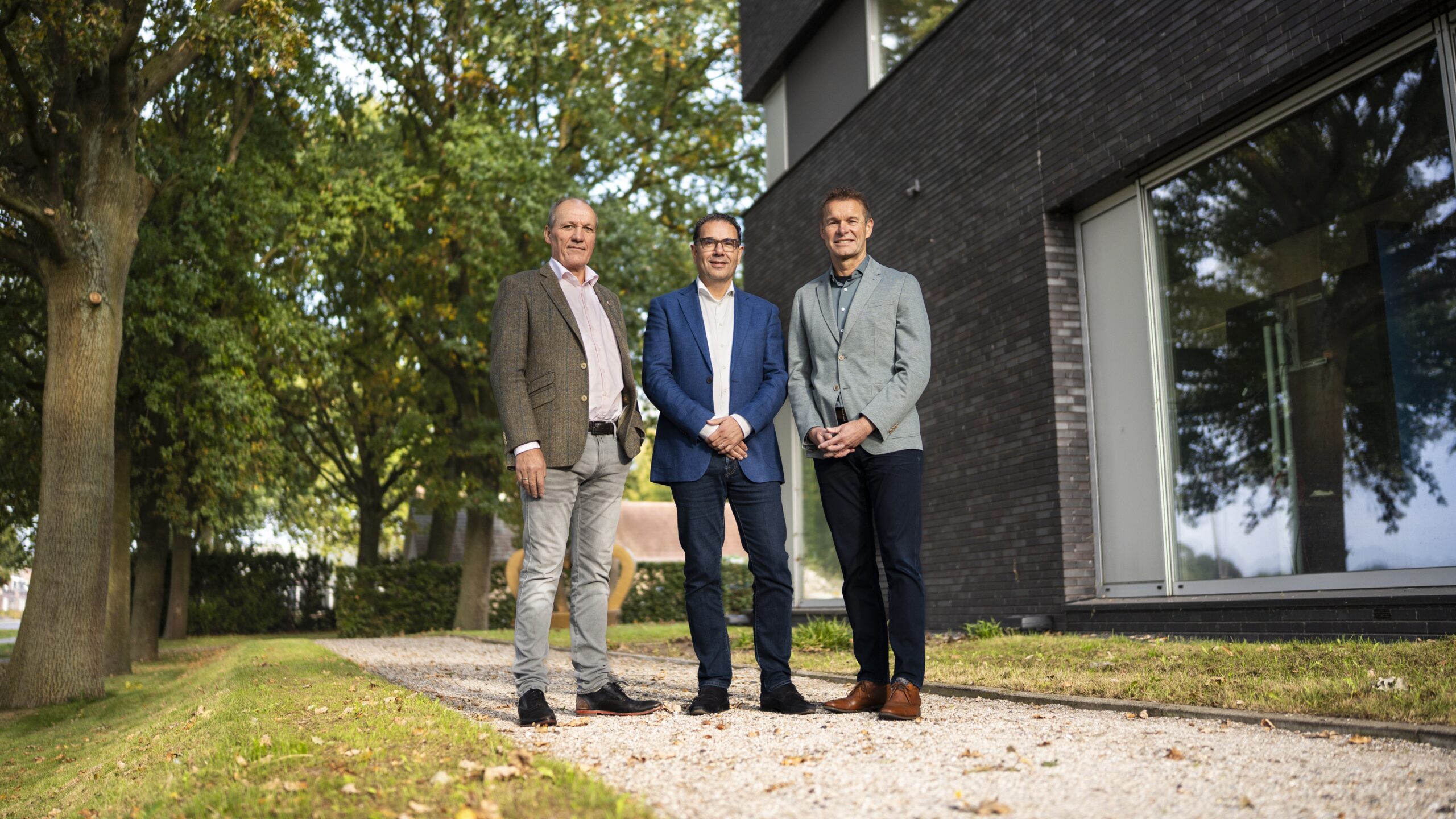 V.l.n.r: Henny de Haas, algemeen directeur Hoppenbrouwers, Peter van Galen, algemeen directeur Centragas Van Galen, Bas Ceelen, overname & integratiedirecteur Hoppenbrouwers. Beeld: The Creators Hub - Sanne Marcellis.