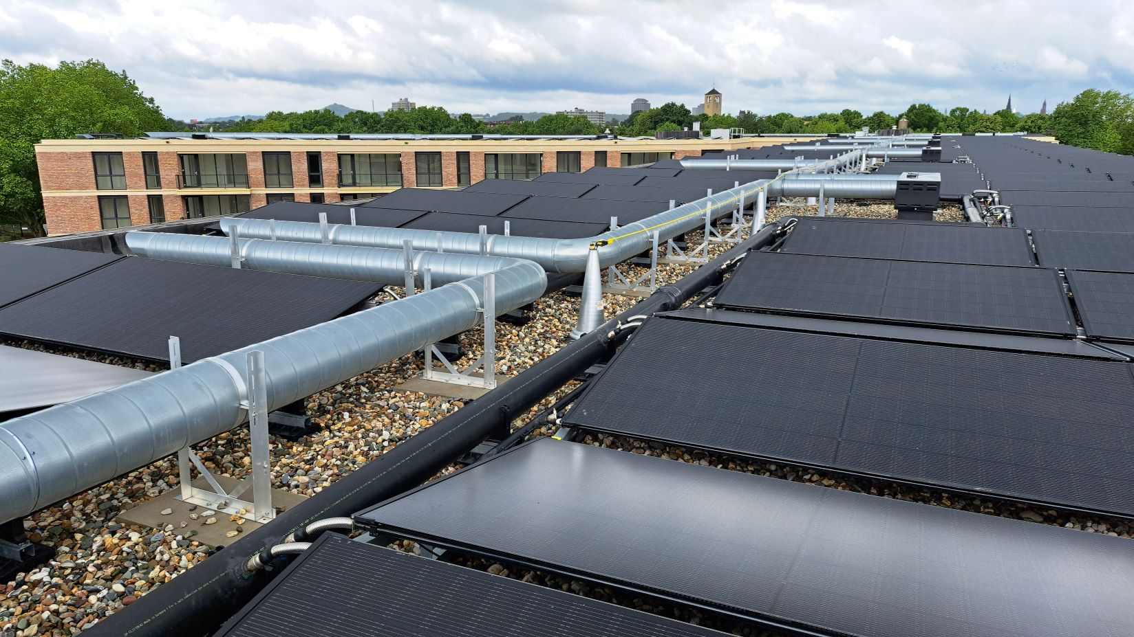 De pvt-panelen leveren zowel elektriciteit als warmte op. De warmte wordt afgevoerd via de grote leidingen. Beeld: Sander Kruijt (Unica Energy Solutions)
