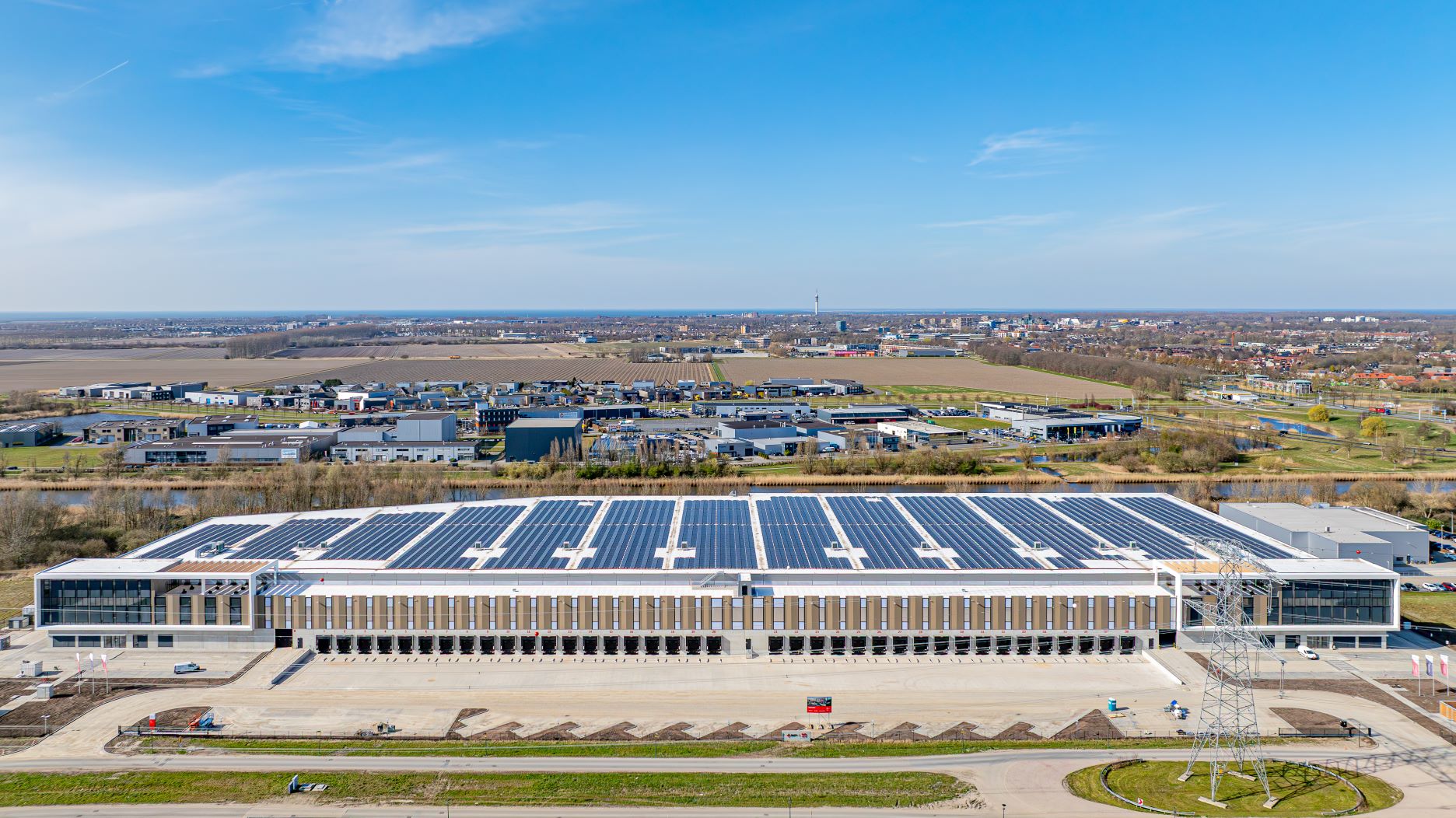 Op zonnige dagen produceert het DC vaak meer dan nodig is. Die energie wordt opgeslagen in de batterij, of teruggeleverd aan het net. En in de toekomst wordt het mogelijk aan directe buren geleverd. Beeld: Frasers Property Industrial/Denned/Joulz 